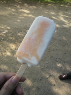 �O�ő҂��Ă���